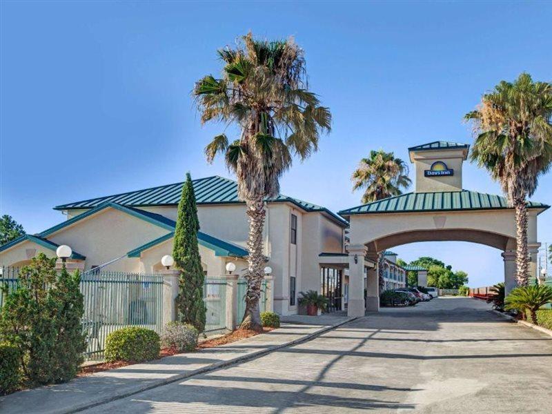 Days Inn & Suites By Wyndham Houston North - Spring Bagian luar foto
