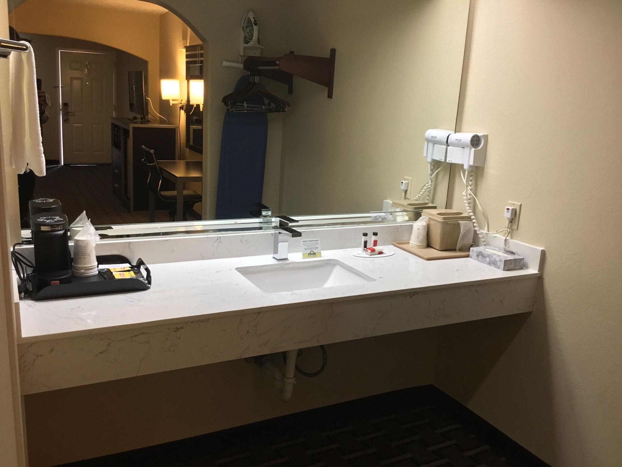 Days Inn & Suites By Wyndham Houston North - Spring Bagian luar foto