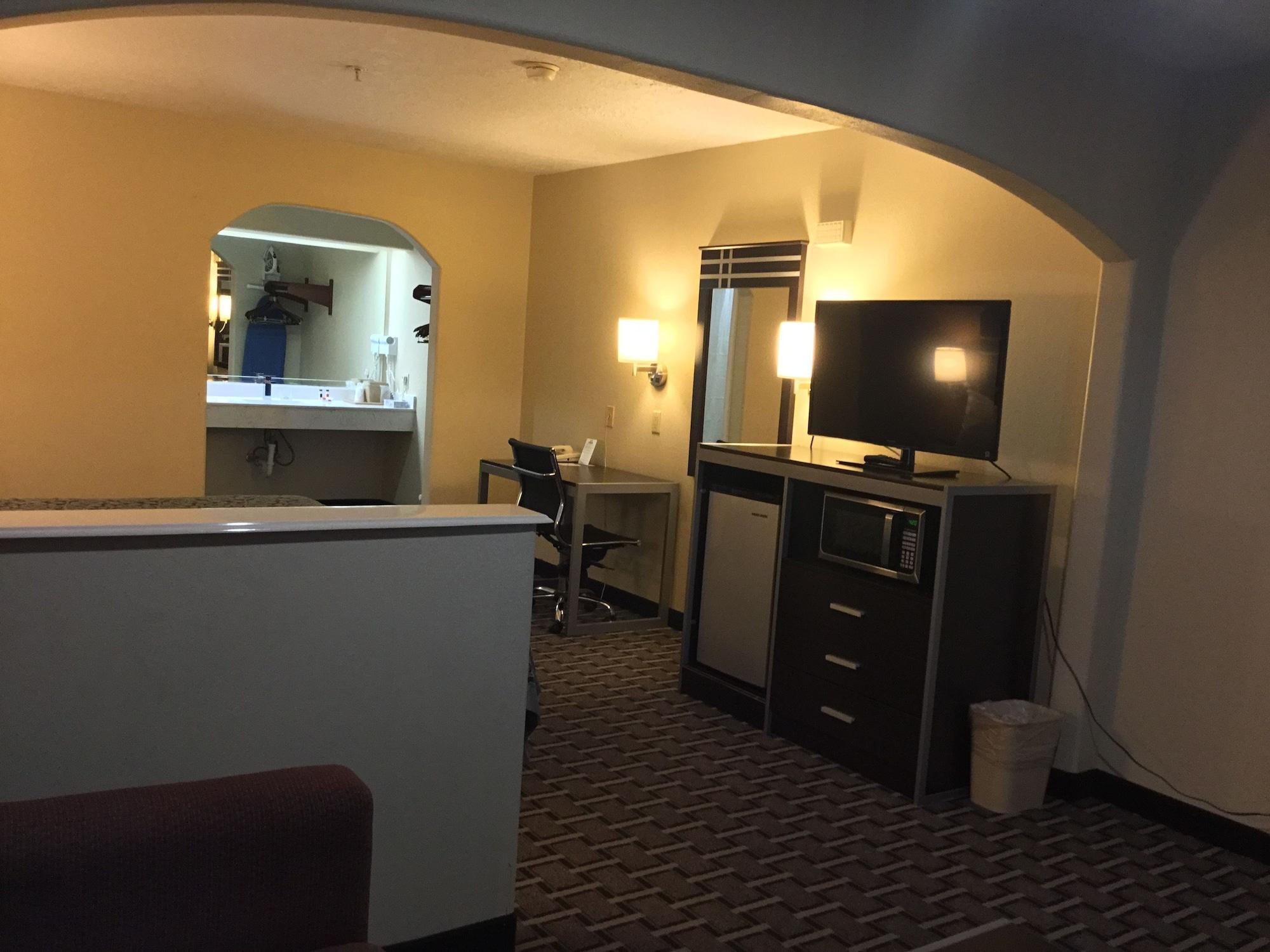 Days Inn & Suites By Wyndham Houston North - Spring Bagian luar foto