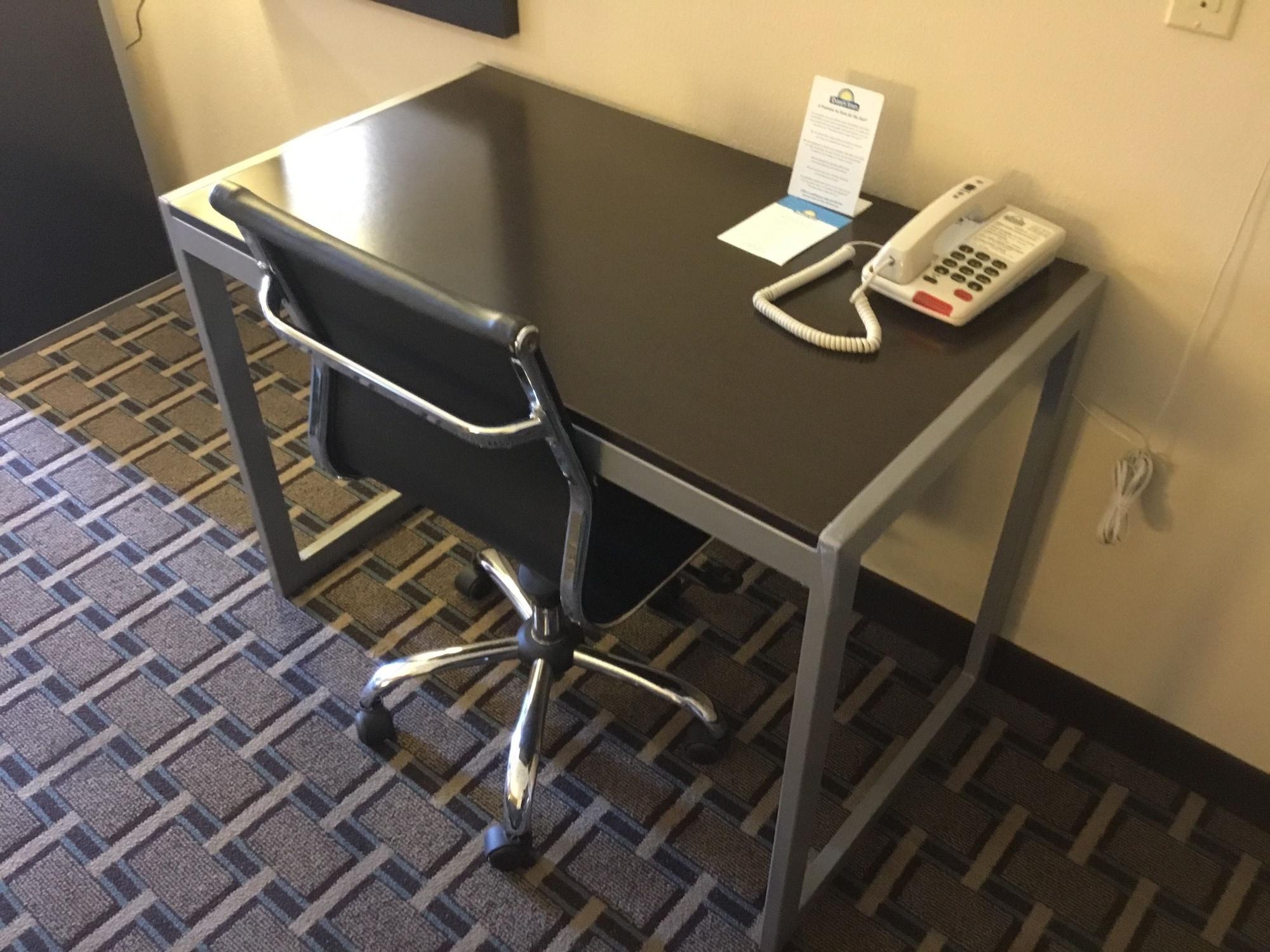 Days Inn & Suites By Wyndham Houston North - Spring Bagian luar foto