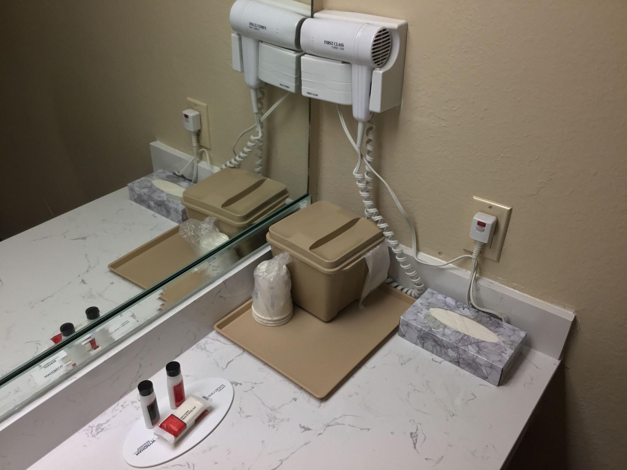 Days Inn & Suites By Wyndham Houston North - Spring Bagian luar foto