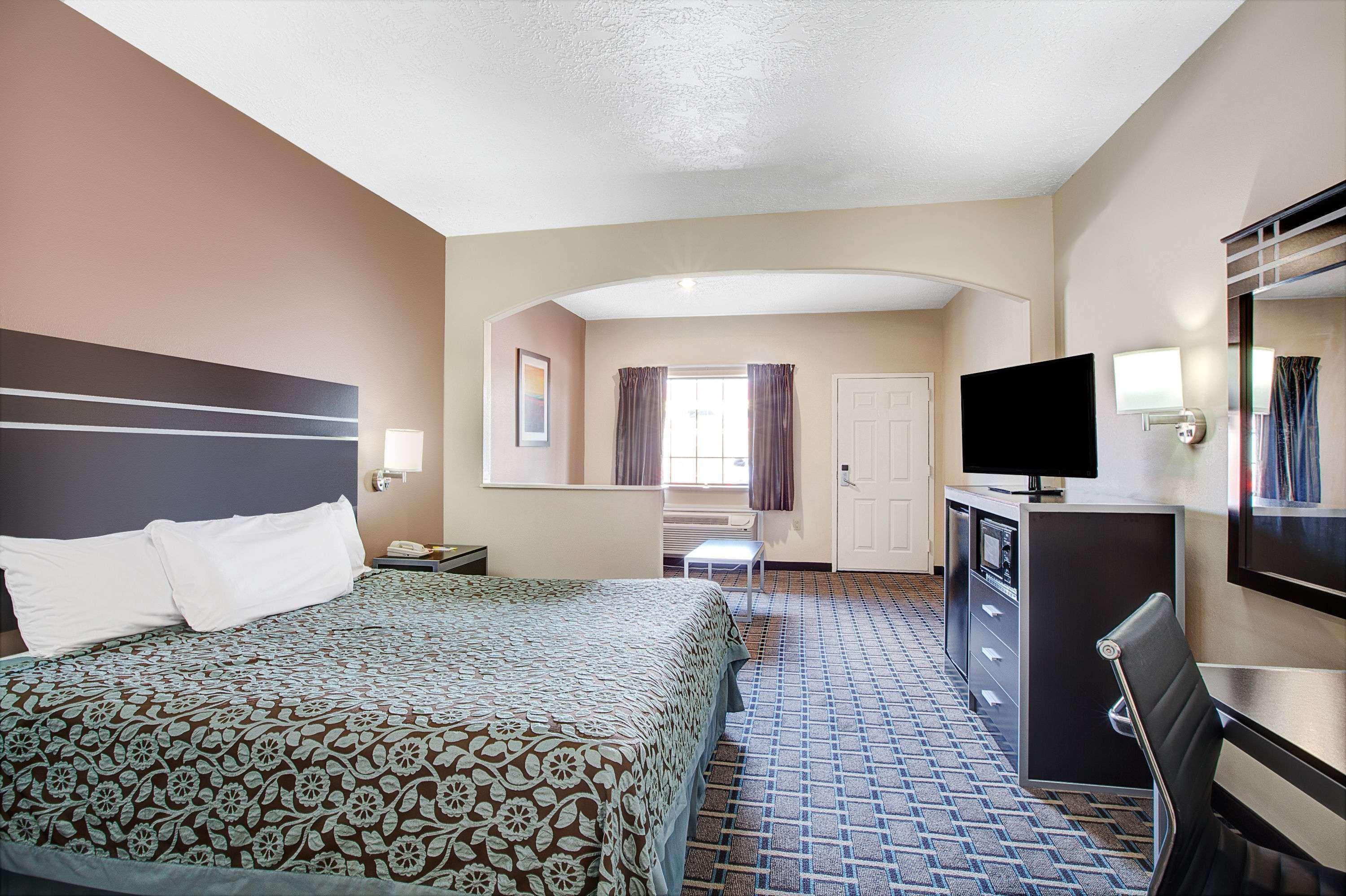 Days Inn & Suites By Wyndham Houston North - Spring Bagian luar foto