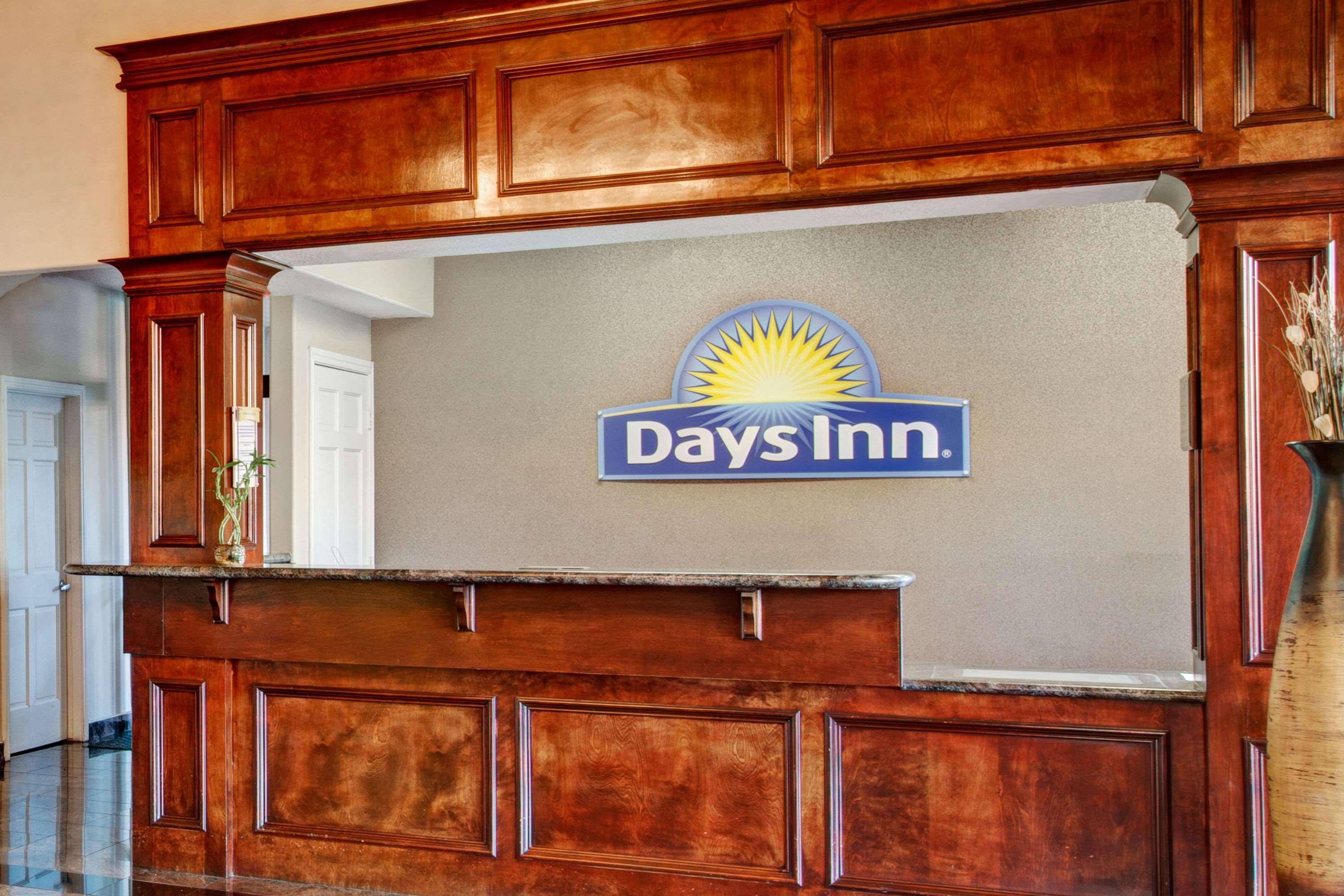 Days Inn & Suites By Wyndham Houston North - Spring Bagian luar foto