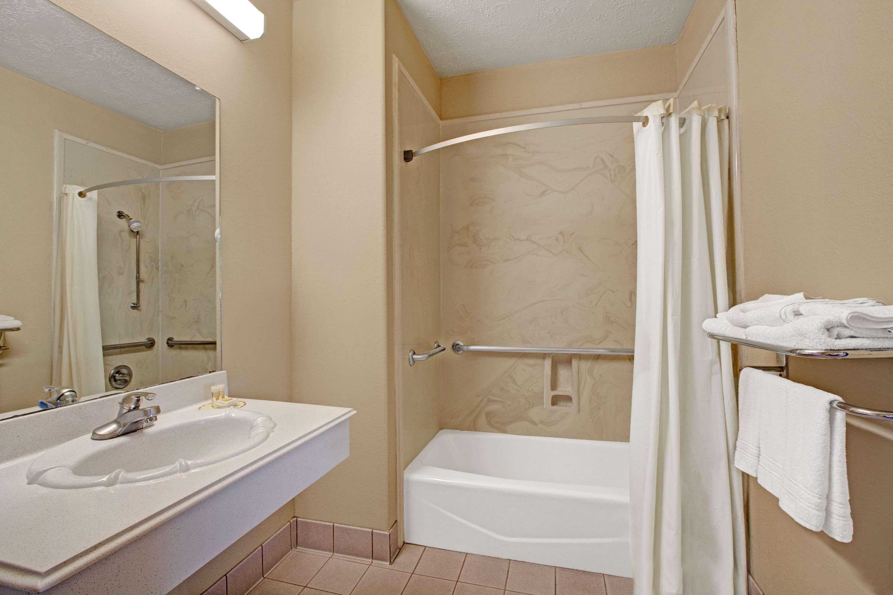 Days Inn & Suites By Wyndham Houston North - Spring Bagian luar foto