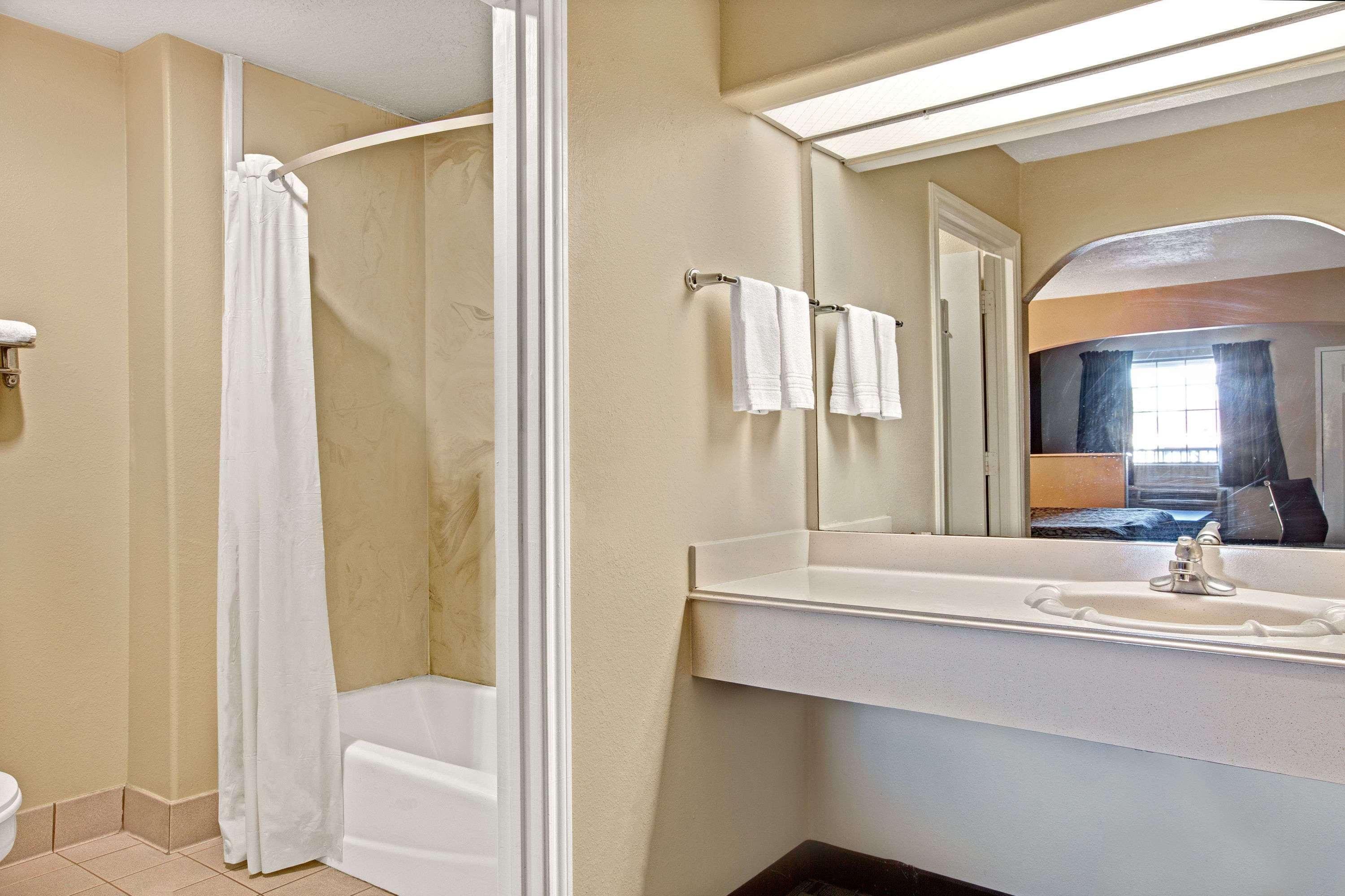 Days Inn & Suites By Wyndham Houston North - Spring Bagian luar foto