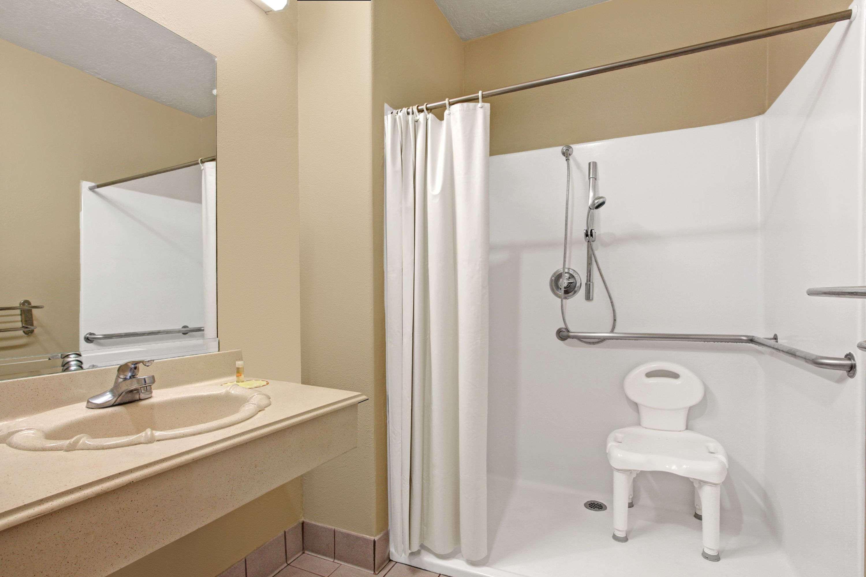 Days Inn & Suites By Wyndham Houston North - Spring Bagian luar foto