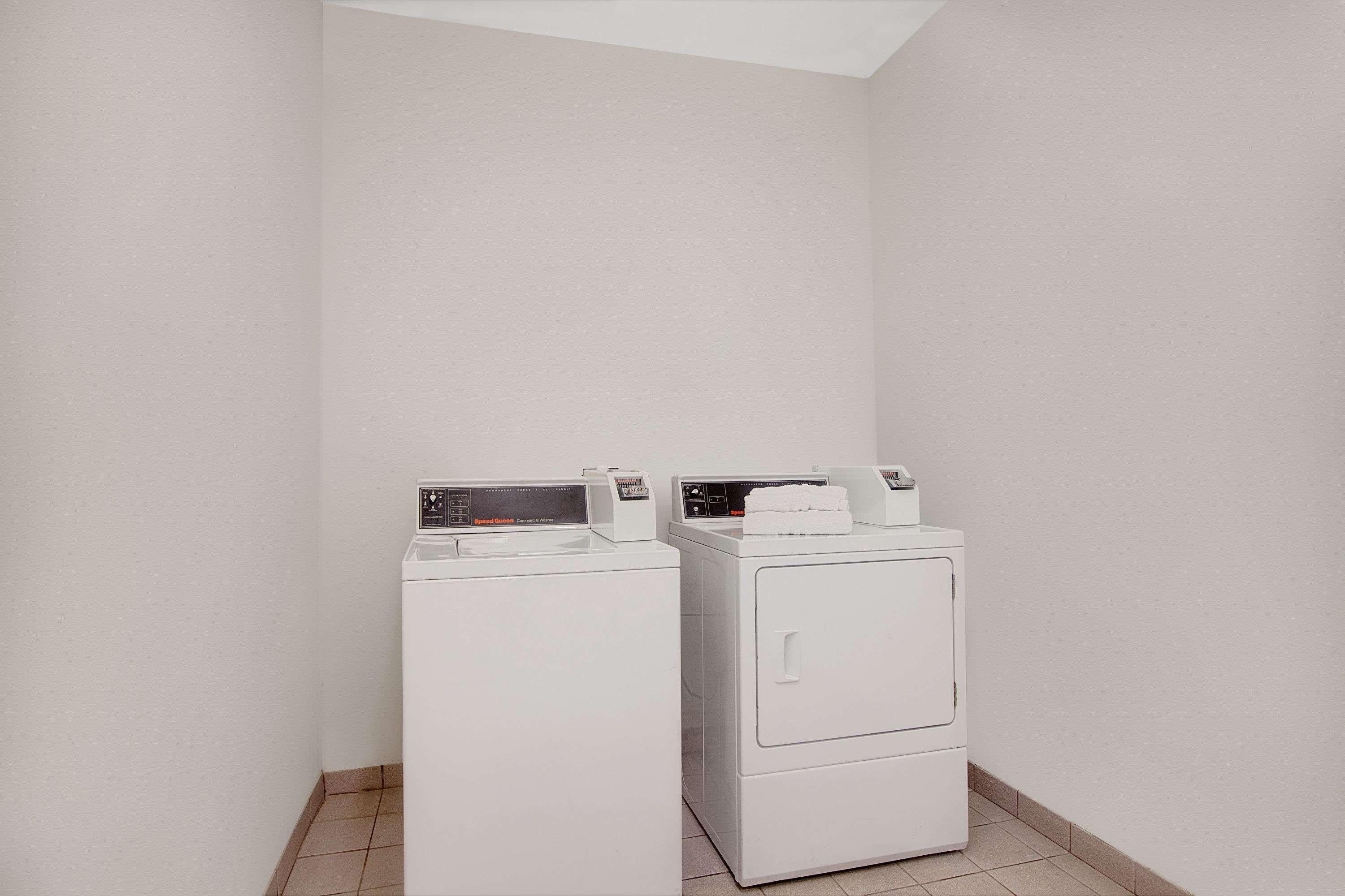 Days Inn & Suites By Wyndham Houston North - Spring Bagian luar foto